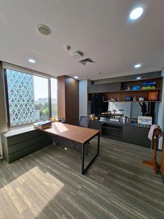 Ruang kerja dengan furniture custom dan lemari penyimpanan