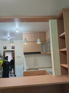 Kitchen set custom berwarna kayu untuk rumah tinggal